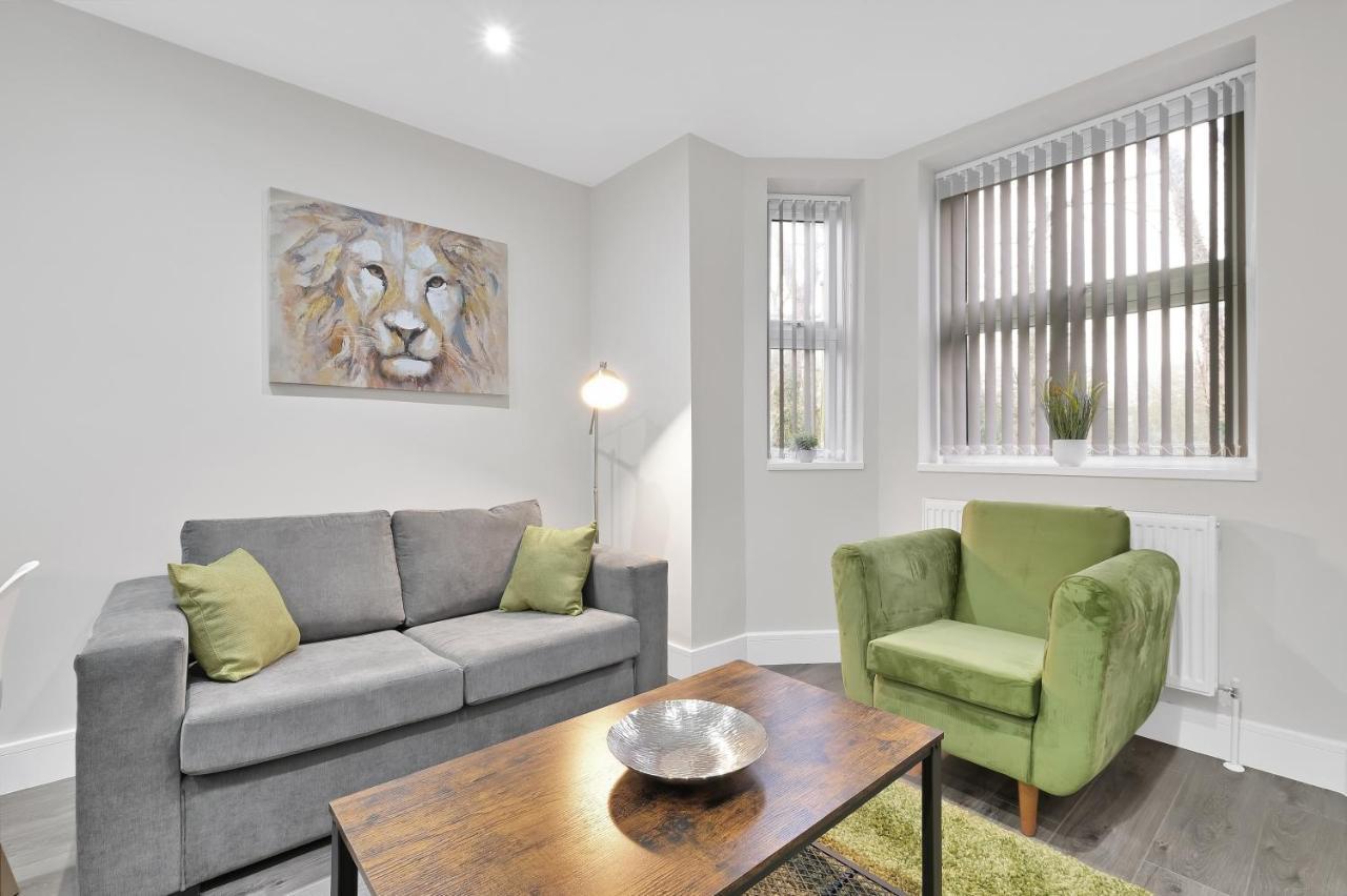 Crown Place 2 & 3 Bedroom Luxury Apts With Parking In Shepperton By 360Stays Exterior photo