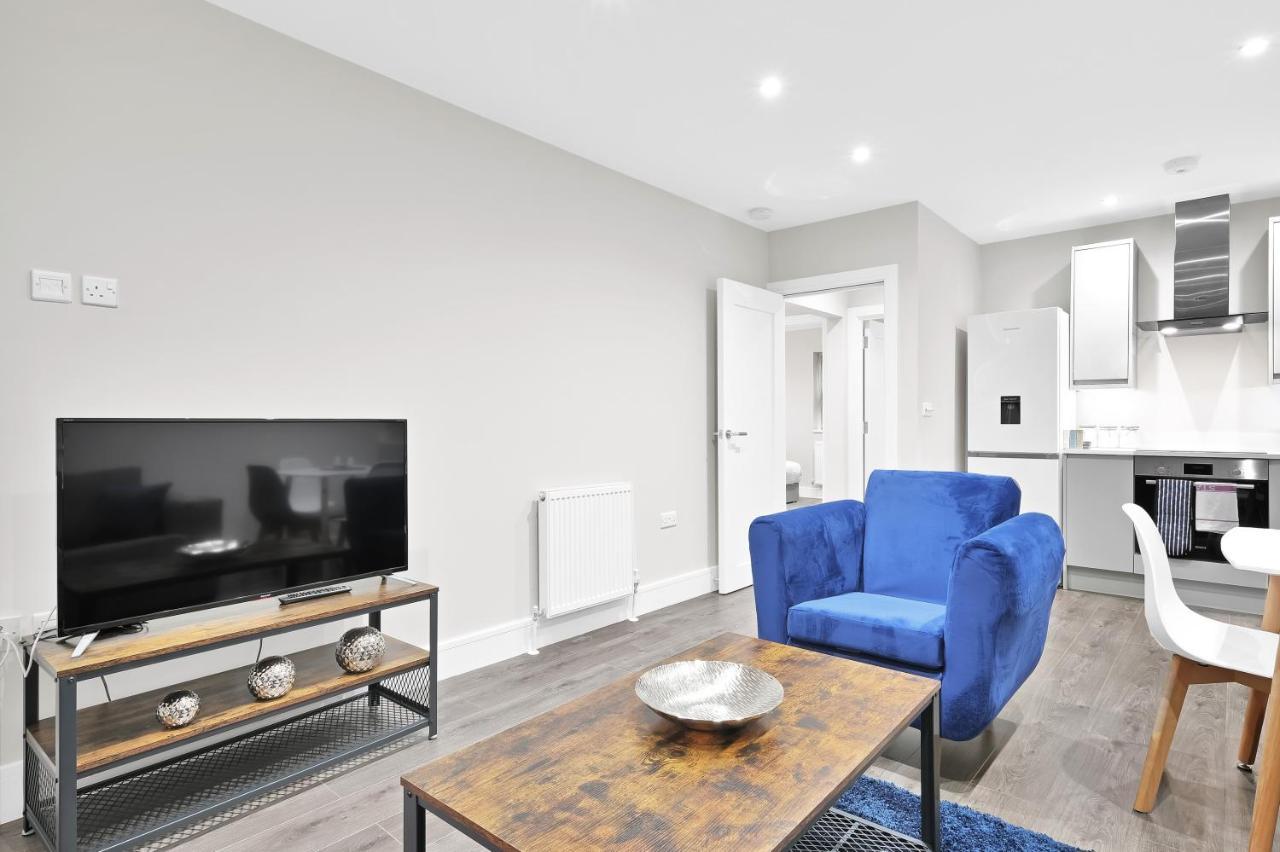 Crown Place 2 & 3 Bedroom Luxury Apts With Parking In Shepperton By 360Stays Exterior photo