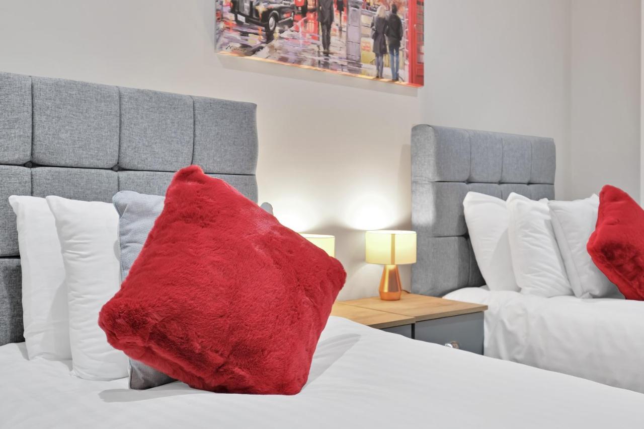 Crown Place 2 & 3 Bedroom Luxury Apts With Parking In Shepperton By 360Stays Exterior photo