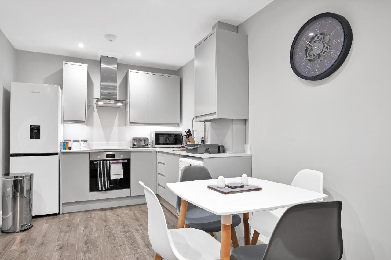 Crown Place 2 & 3 Bedroom Luxury Apts With Parking In Shepperton By 360Stays Exterior photo