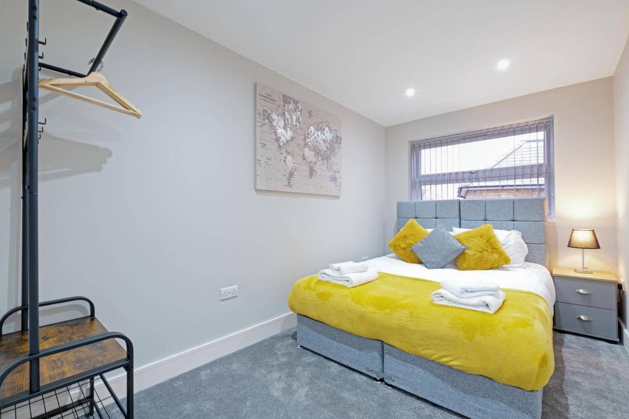 Crown Place 2 & 3 Bedroom Luxury Apts With Parking In Shepperton By 360Stays Exterior photo