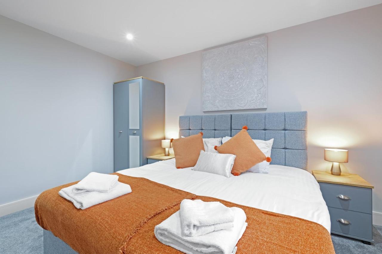 Crown Place 2 & 3 Bedroom Luxury Apts With Parking In Shepperton By 360Stays Exterior photo