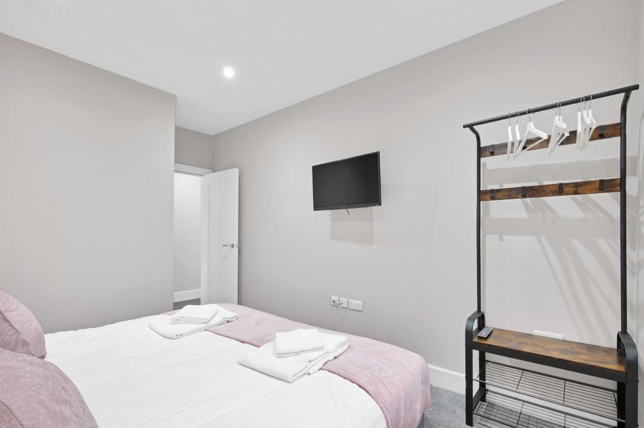 Crown Place 2 & 3 Bedroom Luxury Apts With Parking In Shepperton By 360Stays Exterior photo