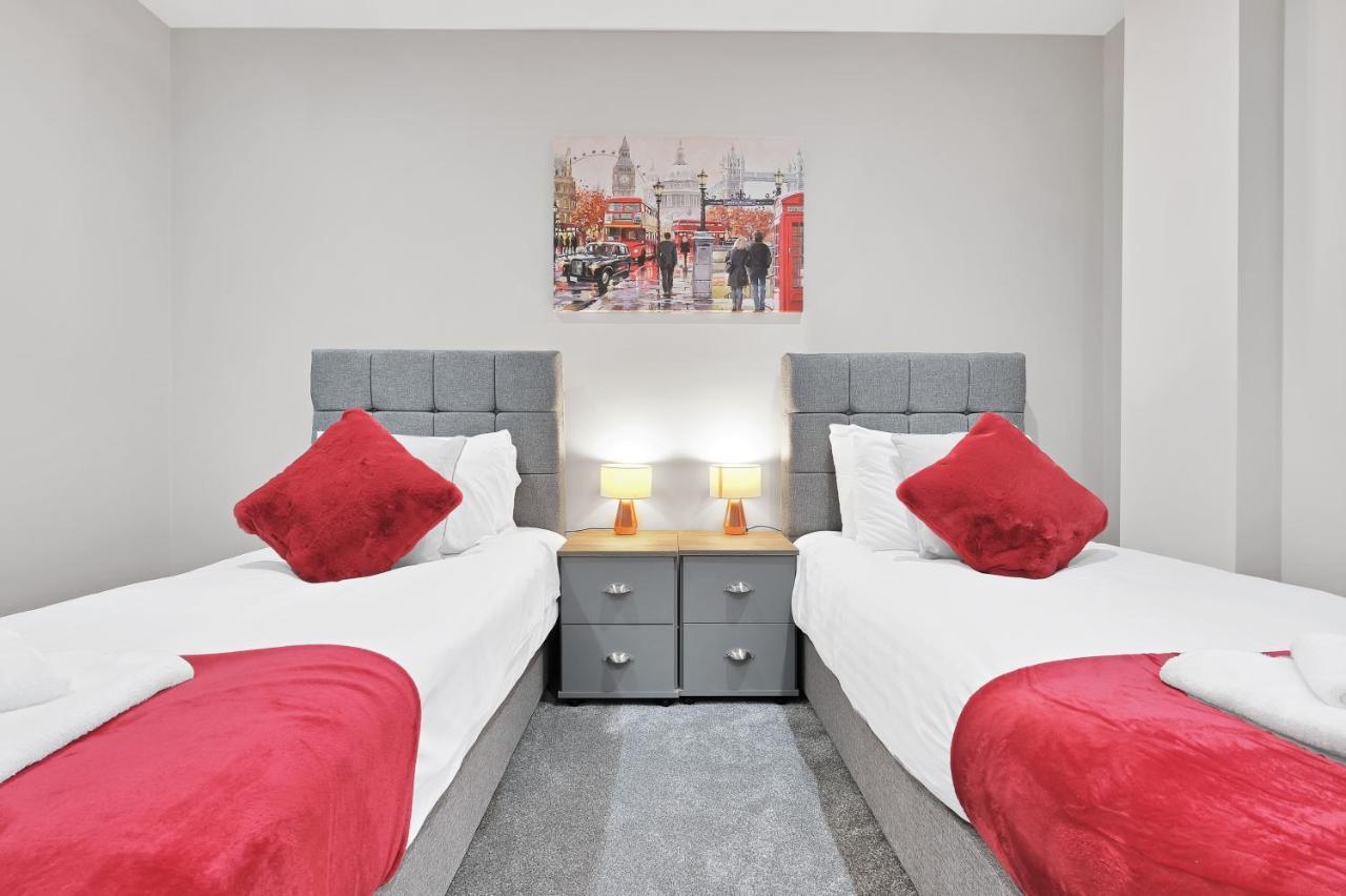 Crown Place 2 & 3 Bedroom Luxury Apts With Parking In Shepperton By 360Stays Exterior photo