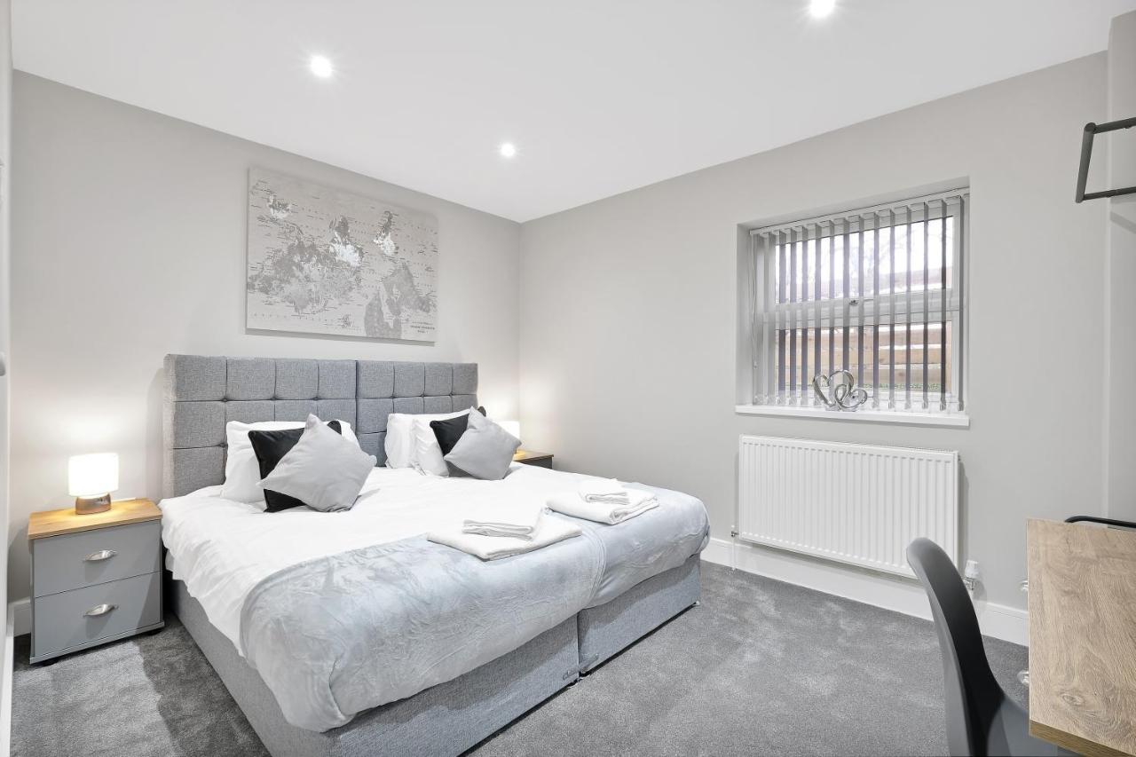 Crown Place 2 & 3 Bedroom Luxury Apts With Parking In Shepperton By 360Stays Exterior photo