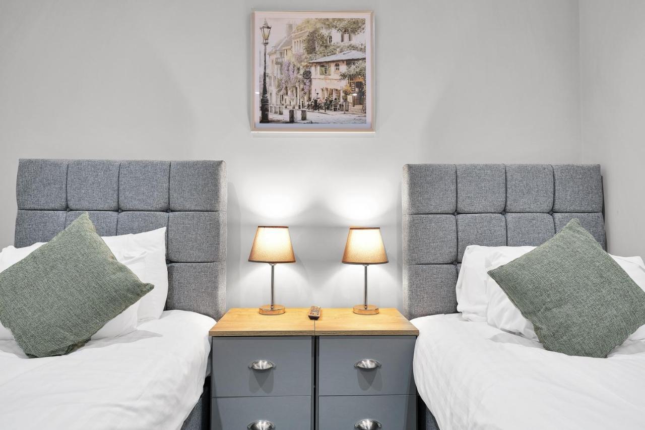 Crown Place 2 & 3 Bedroom Luxury Apts With Parking In Shepperton By 360Stays Exterior photo