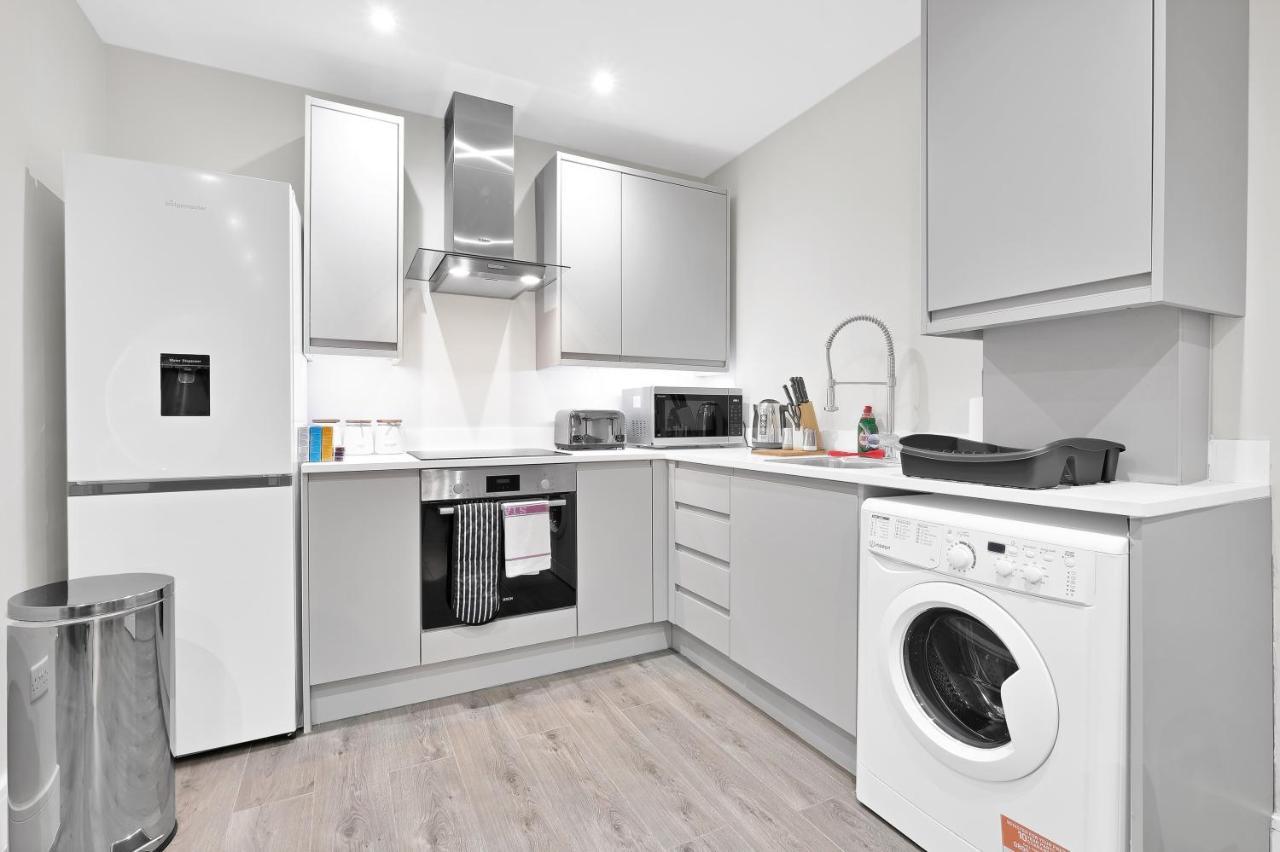 Crown Place 2 & 3 Bedroom Luxury Apts With Parking In Shepperton By 360Stays Exterior photo