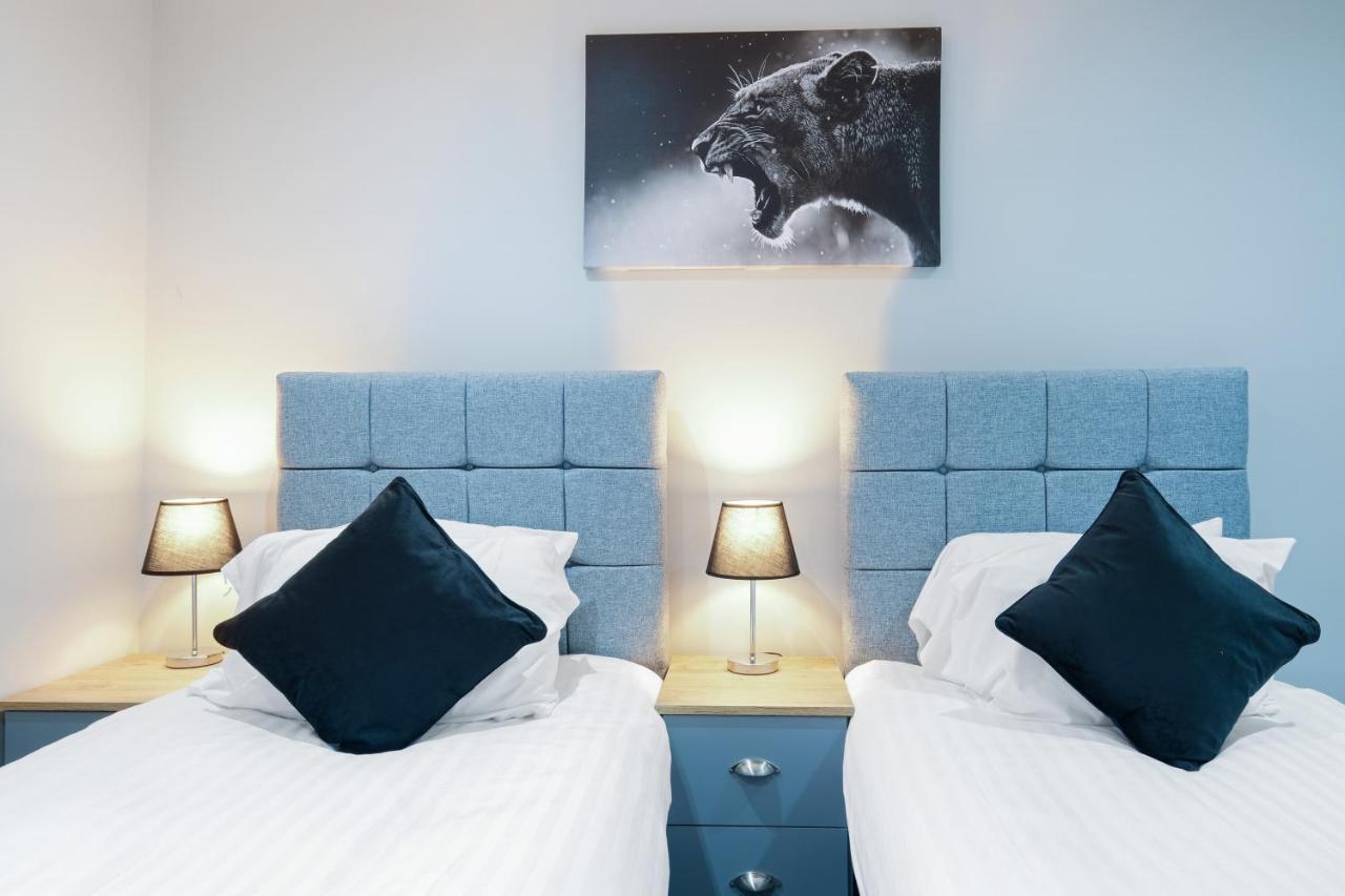 Crown Place 2 & 3 Bedroom Luxury Apts With Parking In Shepperton By 360Stays Exterior photo