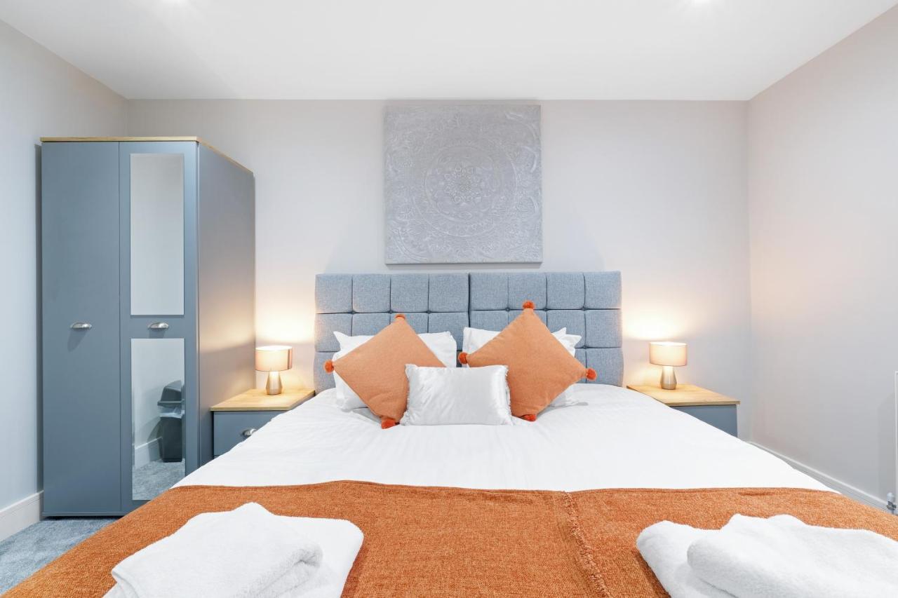 Crown Place 2 & 3 Bedroom Luxury Apts With Parking In Shepperton By 360Stays Exterior photo
