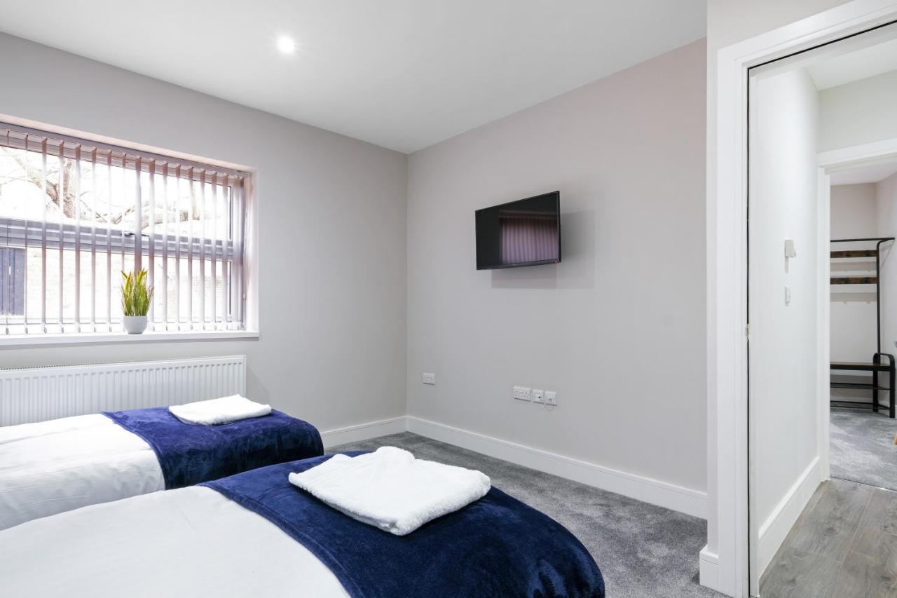 Crown Place 2 & 3 Bedroom Luxury Apts With Parking In Shepperton By 360Stays Exterior photo