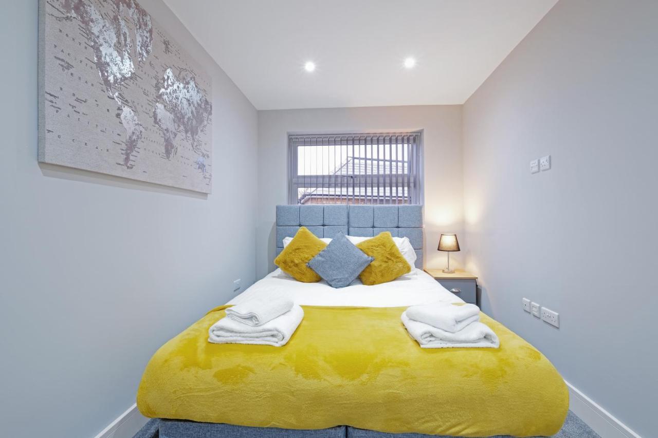 Crown Place 2 & 3 Bedroom Luxury Apts With Parking In Shepperton By 360Stays Exterior photo