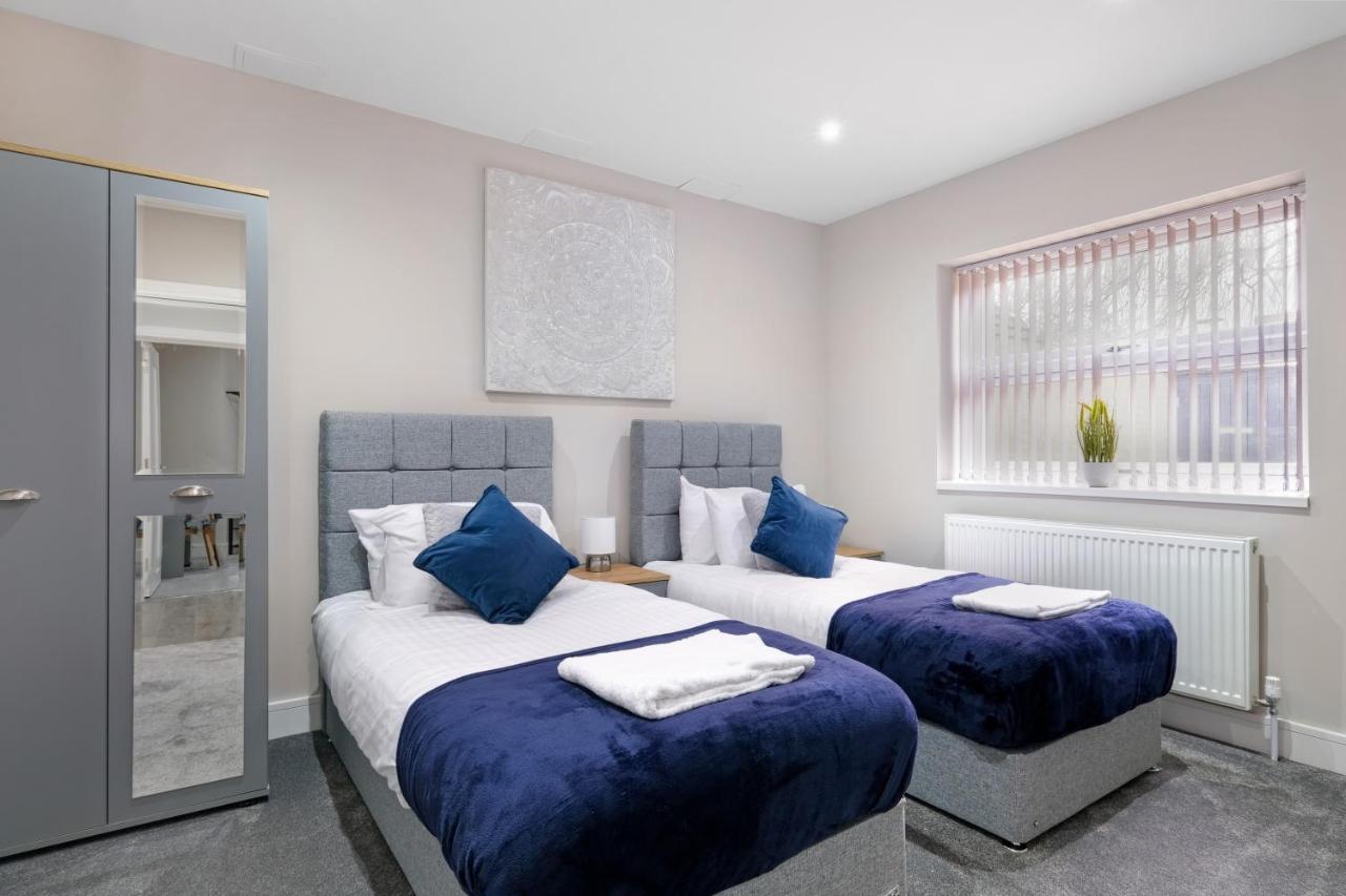 Crown Place 2 & 3 Bedroom Luxury Apts With Parking In Shepperton By 360Stays Exterior photo