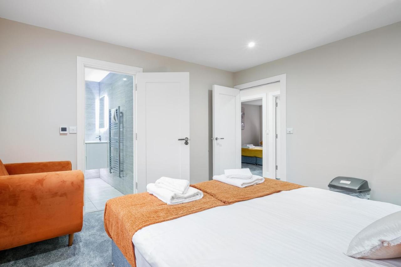 Crown Place 2 & 3 Bedroom Luxury Apts With Parking In Shepperton By 360Stays Exterior photo