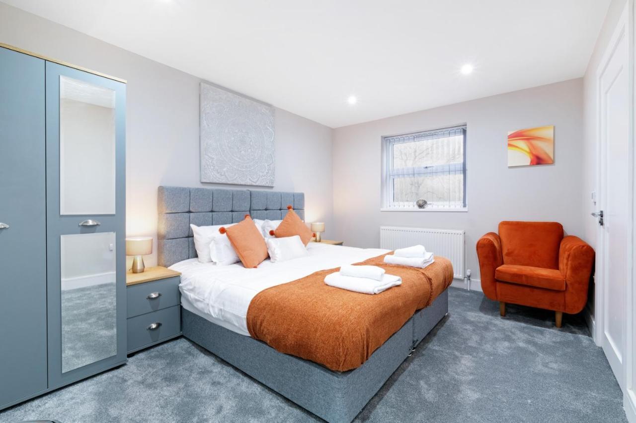 Crown Place 2 & 3 Bedroom Luxury Apts With Parking In Shepperton By 360Stays Exterior photo