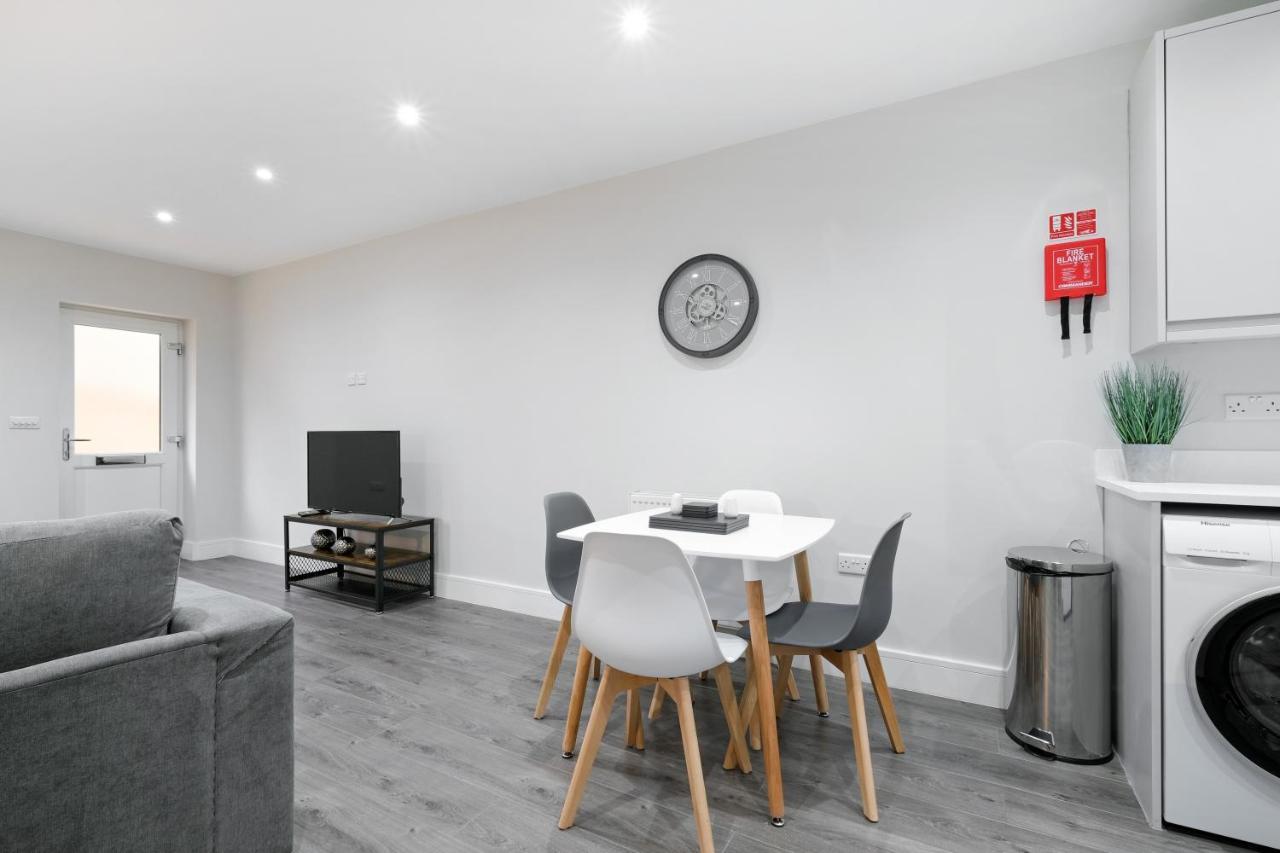 Crown Place 2 & 3 Bedroom Luxury Apts With Parking In Shepperton By 360Stays Exterior photo