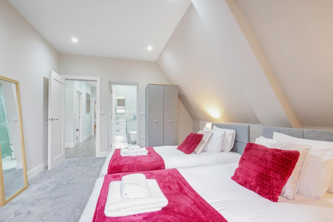 Crown Place 2 & 3 Bedroom Luxury Apts With Parking In Shepperton By 360Stays Exterior photo