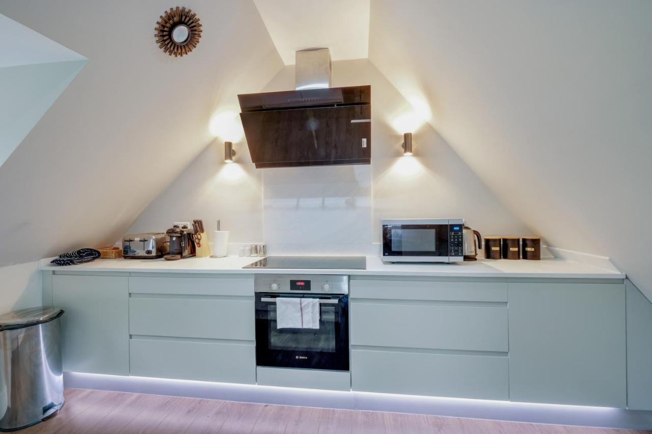 Crown Place 2 & 3 Bedroom Luxury Apts With Parking In Shepperton By 360Stays Exterior photo