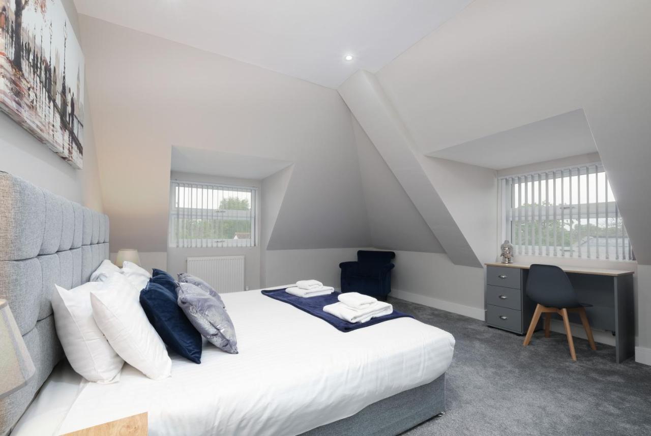 Crown Place 2 & 3 Bedroom Luxury Apts With Parking In Shepperton By 360Stays Exterior photo