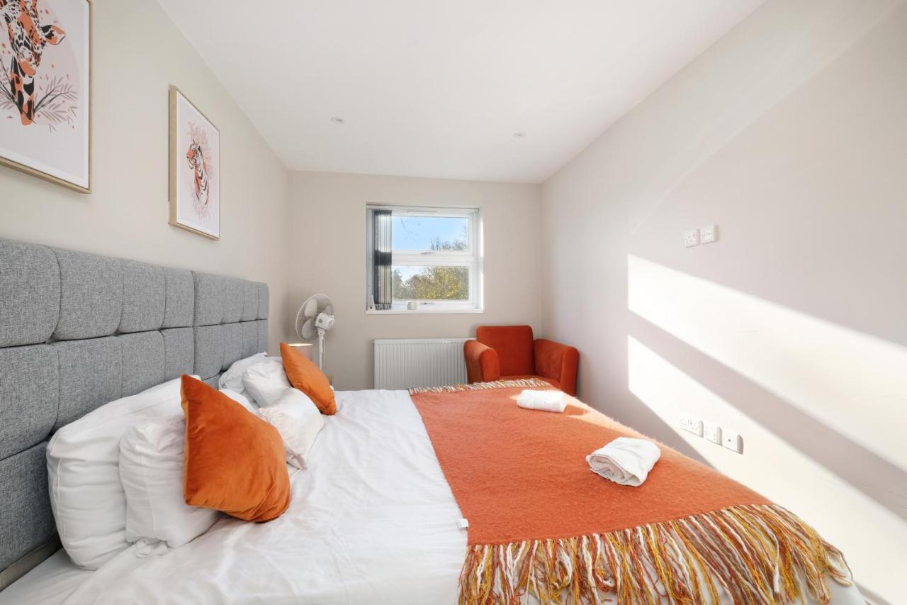 Crown Place 2 & 3 Bedroom Luxury Apts With Parking In Shepperton By 360Stays Exterior photo
