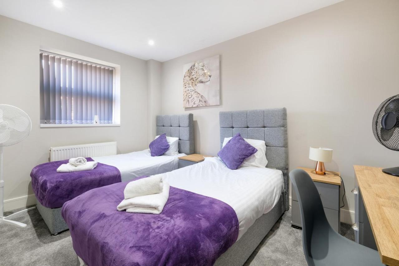 Crown Place 2 & 3 Bedroom Luxury Apts With Parking In Shepperton By 360Stays Exterior photo