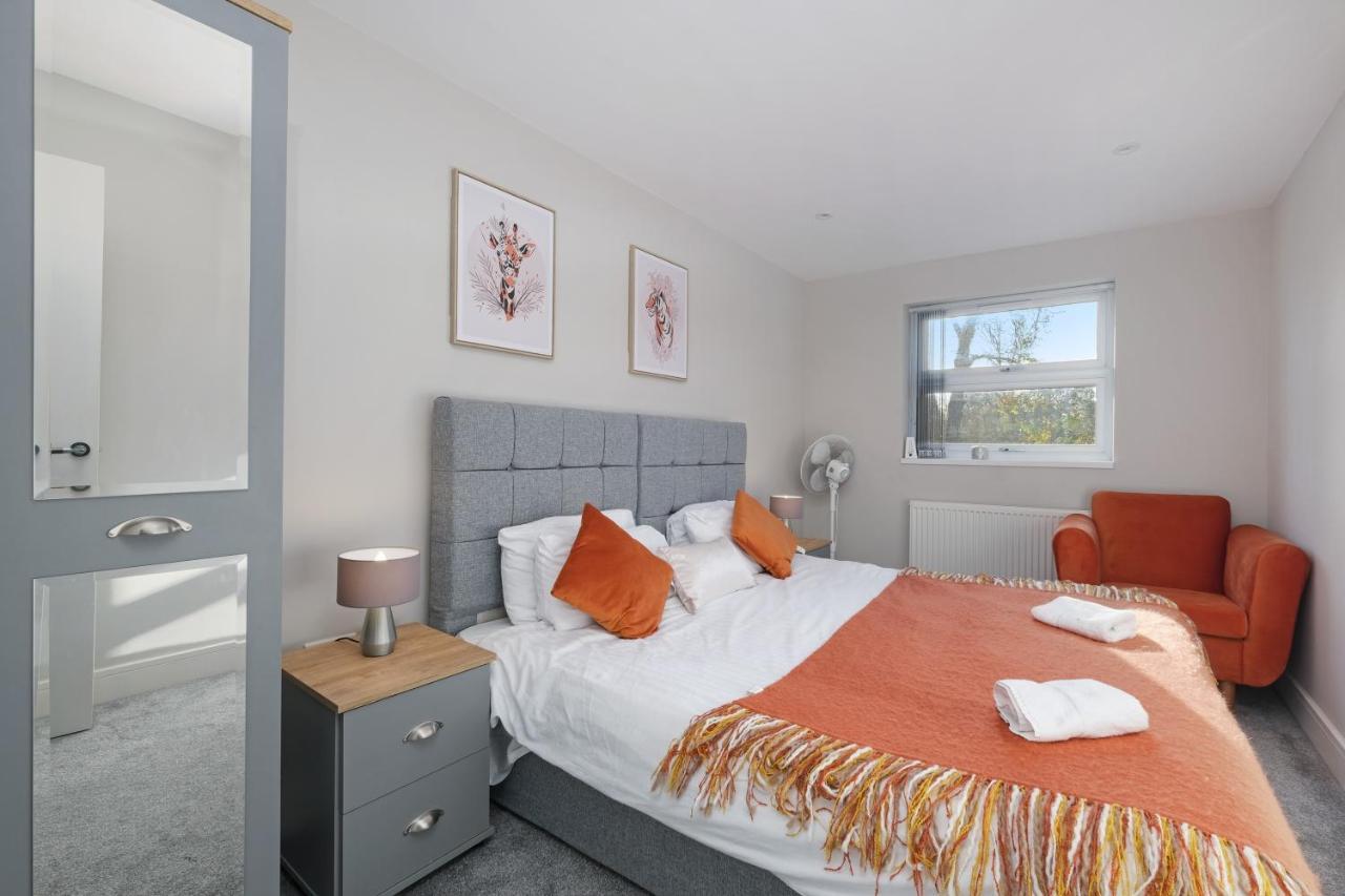 Crown Place 2 & 3 Bedroom Luxury Apts With Parking In Shepperton By 360Stays Exterior photo