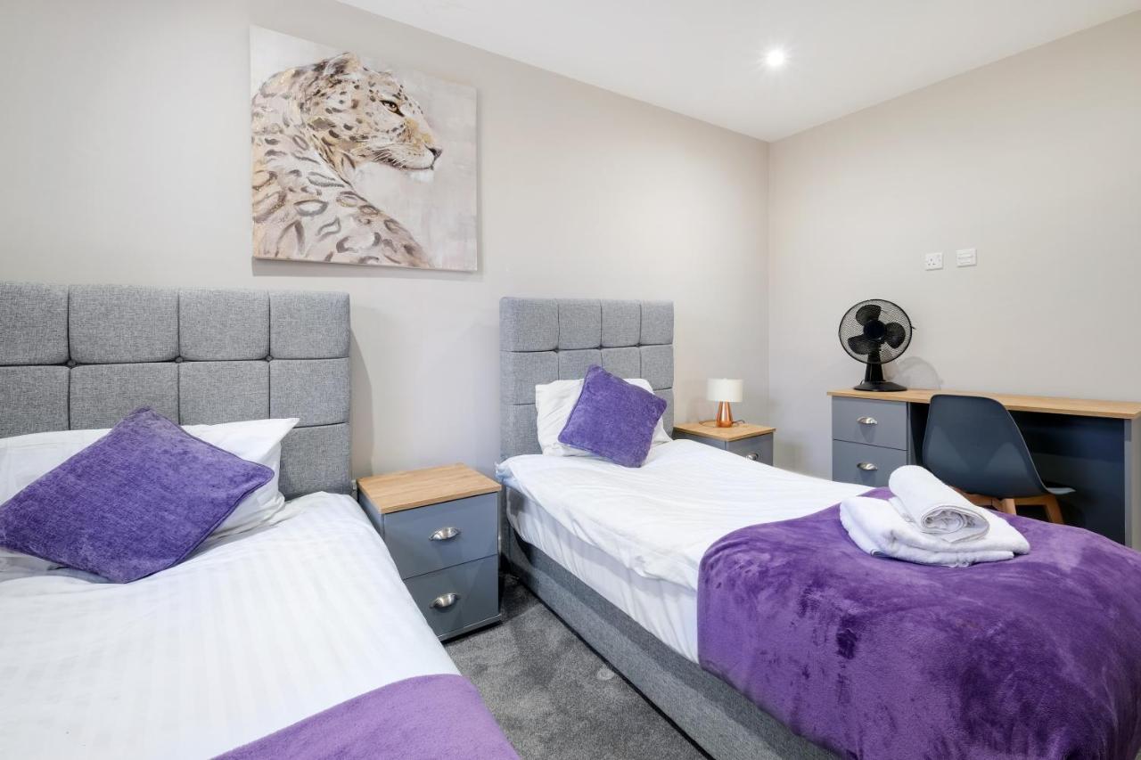 Crown Place 2 & 3 Bedroom Luxury Apts With Parking In Shepperton By 360Stays Exterior photo