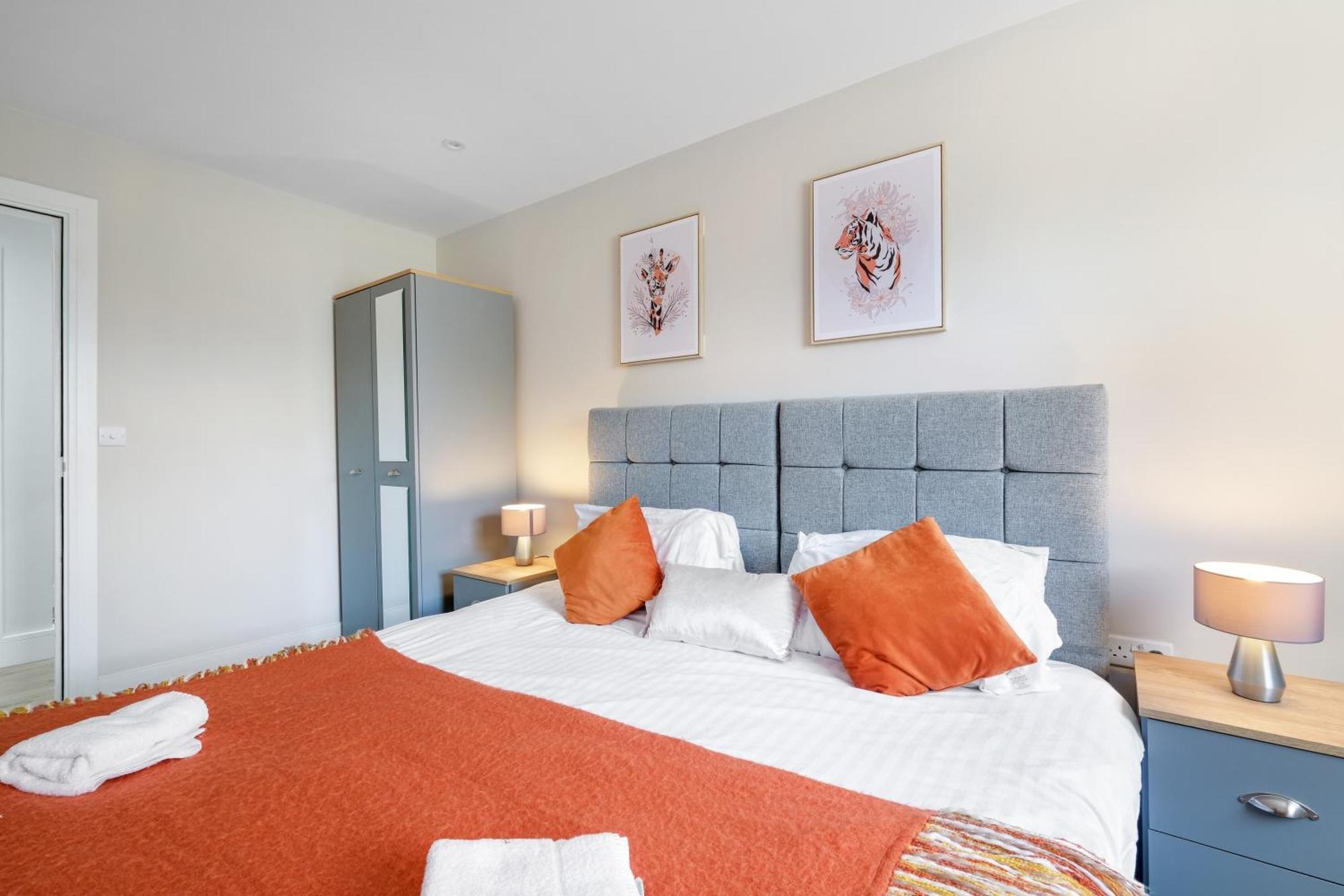 Crown Place 2 & 3 Bedroom Luxury Apts With Parking In Shepperton By 360Stays Exterior photo