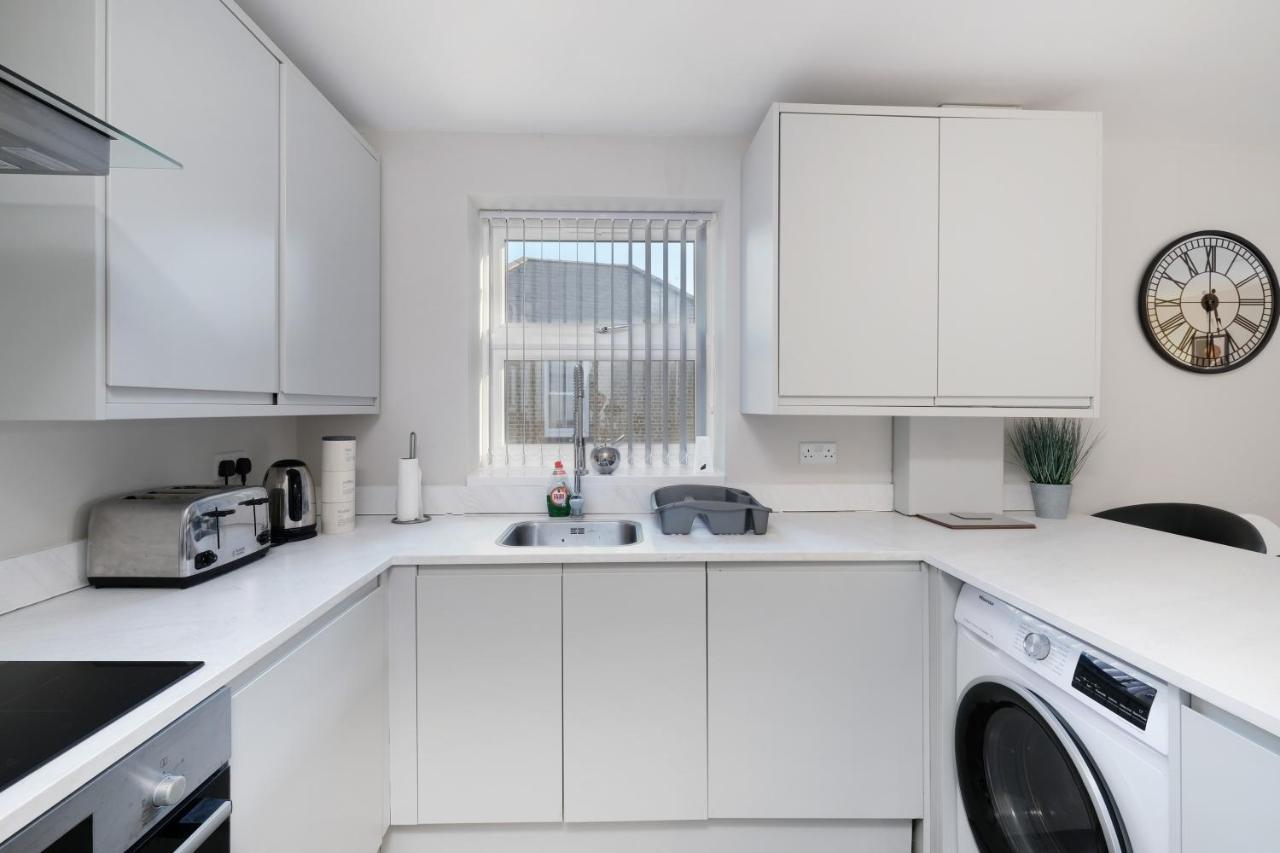 Crown Place 2 & 3 Bedroom Luxury Apts With Parking In Shepperton By 360Stays Exterior photo